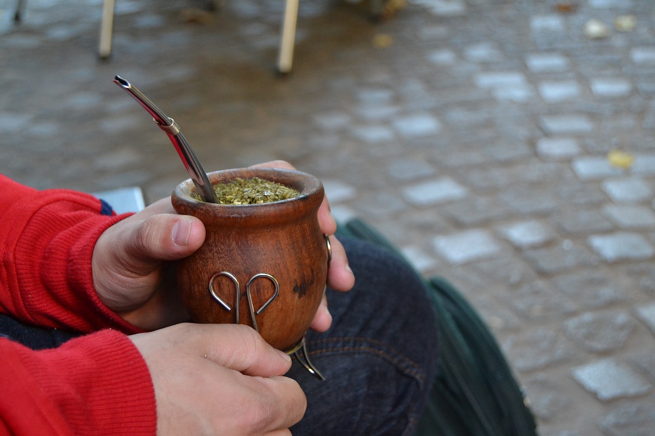 Fotografía de persona sosteniendo un mate